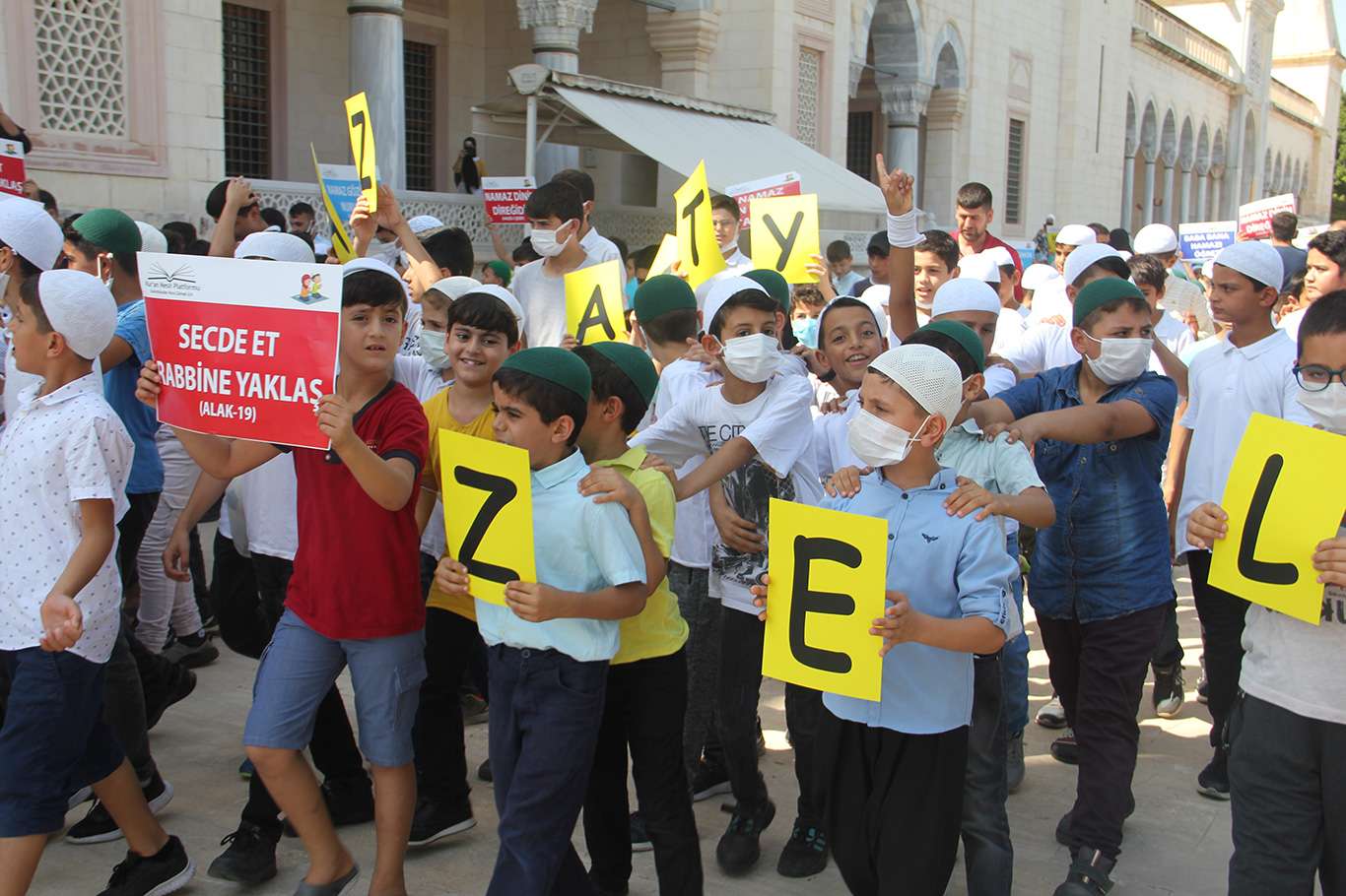 Adana'da yüzlerce çocuk "Hayat Namazla Güzeldir" etkinliğine katıldı